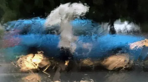 Deszczowo i wietrznie. Uważajmy na drogach