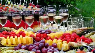 Z takiego stołu lepiej częstować się owocami niż alkoholem