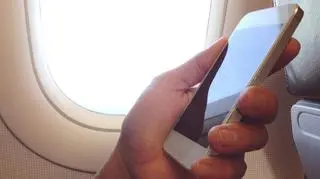 Zobacz, dlaczego warto wyłączać telefon w samolocie