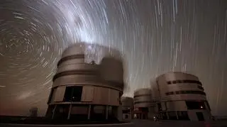 Teleskop VLT o wschodzie słońca, Obserwatorium Paranal w Chile