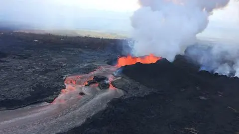 Kolejna erupcja wulkanu. Lawa tryska na wysokość 50 metrów