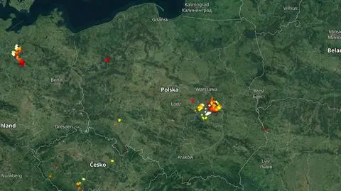 Wyładowania atmosferyczne oznaczono plusami