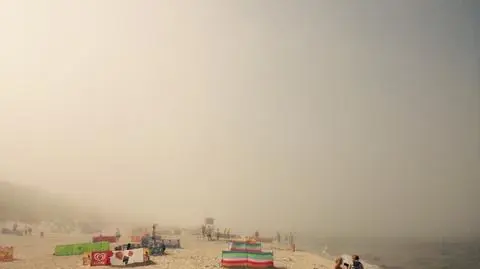Aktualnie czytasz: Mgła na plaży. Jak dojść do parawanu?