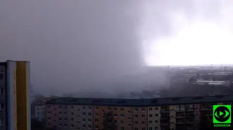 Chmura burzowa przykryła dachy budynków w Lublinie