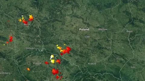 Wyładowania atmosferyczne oznaczono plusami