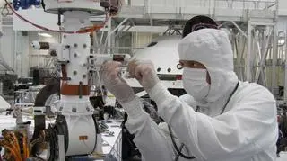 Montaż elementów stacji pogodowej Curiosity