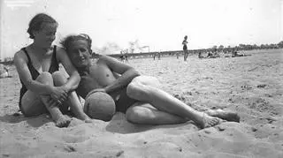 Dwoje ludzi na nadwiślańskiej plaży