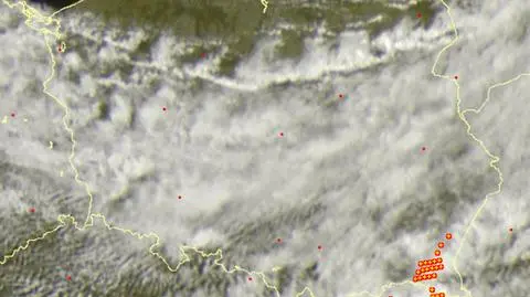 Wyładowania atmosferyczne oznaczono plusami