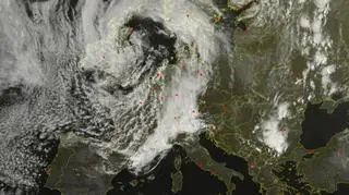 Niż przemieści się znad Szkocji, front dotrze nad Polskę