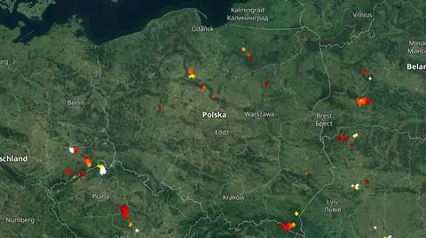 Wyładowania atmosferyczne oznaczono plusami