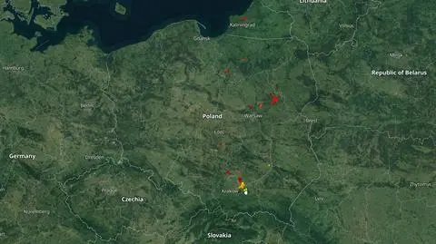 Wyładowania atmosferyczne oznaczono plusami
