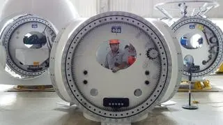 Pracownik Baoding montujący turbinę w elektrowni wiatrowej