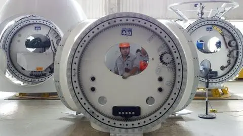 Wewnątrz turbiny elektrowni wiatrowej