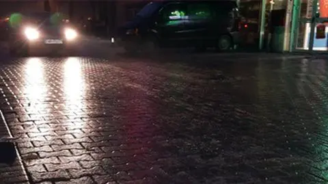 "Niewidoczny lód na drogach i chodnikach". Gołoledź