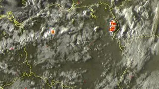 Wyładowania atmosferyczne z godz. 19.00 oznaczone plusami