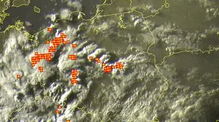 Wyładowania atmosferyczne zaznaczone są plusami