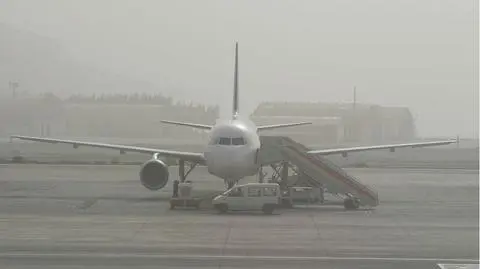 Od rana mgły zagościły na lotniskach (na filmie wieczór w Balicach)