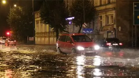 Dziury w rynnach i elewacjach, zalane ulice. Zachód Polski po nocnych burzach