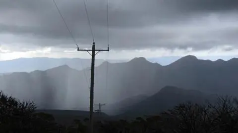 Zaczął leniwie, ale się rozpędza i grzmi