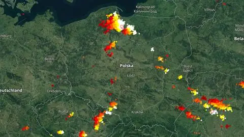 Wyładowania atmosferyczne oznaczono plusami