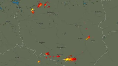 Wyładowania atmosferyczne zaznaczono plusami