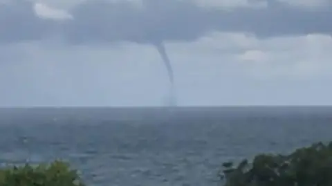 "Pierwszy raz widzę coś takiego". Trąba wodna w Kołobrzegu