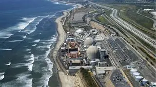 Elektrownia atomowa nad brzegiem oceanu w Kalifornii