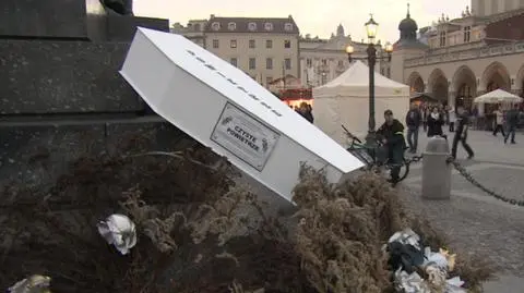 Smog dusi Kraków. Mieszkańcy w pochodzie żałobnym