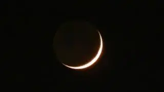 Światło popielate księżyca kwietniową nocą