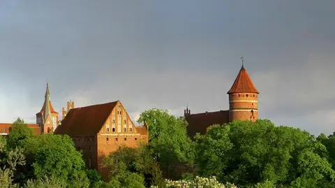 Deszczowe chmury zawisną nad Olsztynem, tam też mocniej powieje