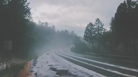 Kierowców czekają pogodowe utrudnienia. Będzie ślisko i wietrznie