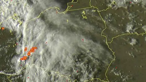 Wyładowania (oznaczone plusami) nad terytorium Polski o godz. 18.10