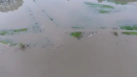Burze podniosą poziom wody w rzekach