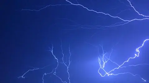 Są groźne, ale też piękne. Nocne widowisko na Waszych zdjęciach