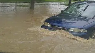 Burze nie dają spokoju. Woda wdziera się na autostradę A4