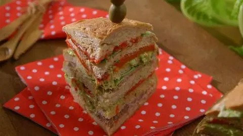 Tort chlebowy z duszoną wołowiną i aromatycznymi dodatkami