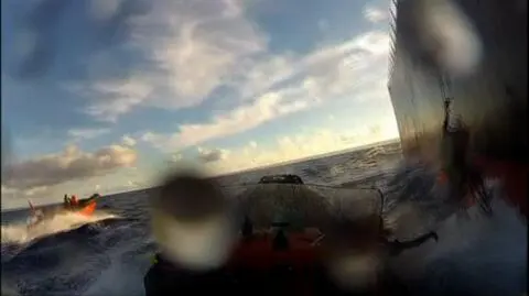 Desant na statek z węglem dla Korei. Spektakularna akcja Greenpeace
