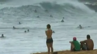 Cyklon tropikalny nad Hawajami. Surferzy poszli popływać