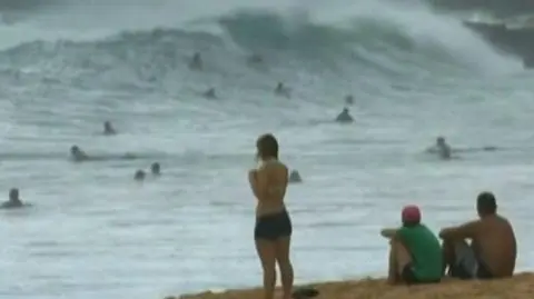 Tropikalny cyklon nad Hawajami. A surferzy poszli popływać