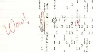 Wydruk z zapisem tajemniczego sygnału i słynną notatką astronoma
