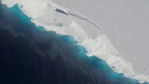 Wgłębienie powstało w wyniku przepływania wód oceanu pod spodem lodowca (NASA)