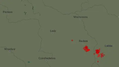 Wyładowania atmosferyczne oznaczono plusami