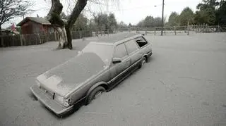 Samochód przysypany popiołem wulkanicznym w mieście Ensenada