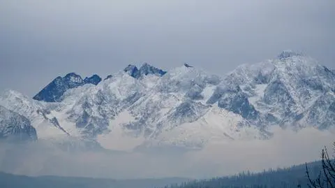 Tatry: mniejsze zagrożenie lawinowe. Warunki na szlakach wciąż trudne