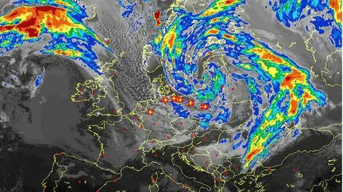 Zdjęcie satelitarne Europy z godziny 13.30 