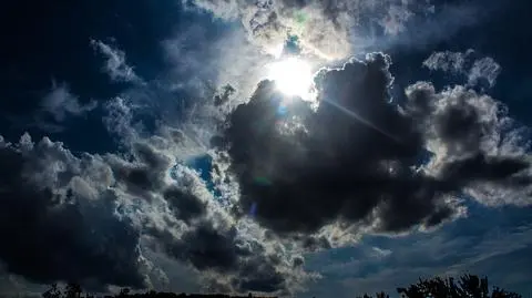 Dziś możliwe są przelotne opady deszczu i burze