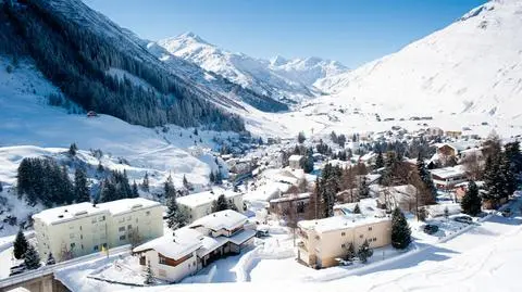 Szwajcarskie Andermatt w śniegu