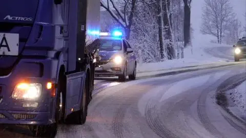 Samochody ciężarowe miały kłopot z podjazdem