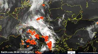Burze oznaczone są plusami