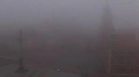 W Warszawie widzialność jest ograniczona do 200-300 metrów 